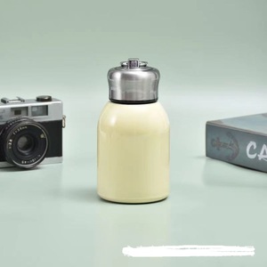 Termo Mini de Bolsillo con Aislamiento al Vacío, Diseño Simple y Moderno, con Anillo de Sujeción, Ideal para la Vuelta al Cole - Product Image 6