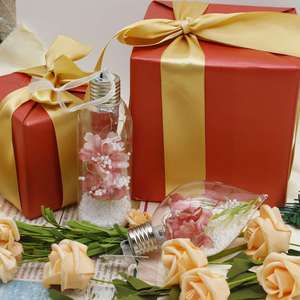 Adorno Navideño de Bola de Cristal Transparente con LED e Impresión UV de 8cm X 8cm X 8cm, Decorado con Flores Rosas y Cuentas de Espuma - Product Image 3