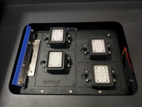 Impresora Híbrida Digital UV Eco Solvente de 1.6m con 4 Cabezales I3200, Modelo 1604AX, con Banda Transportadora para Materiales Flexibles y Rígidos