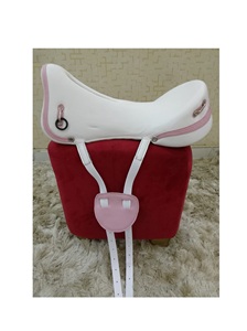 Silla de montar multiusos de cuero, ideal para estilos western y de equitación, con correas ajustables y herrajes seguros incluidos. - Product Image 6