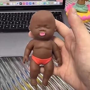 Poupée noire anti-stress à presser en silicone, jouet amusant pour les jeunes de 7 à 14 ans, mini modèle de fille noire Natasha Palm - Product Image 1