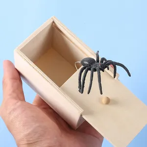 Jouets d'extérieur : Araignée de simulation avec boîte en bois – Cadeaux pour enfants, jouet de farce, accessoires pour maison hantée, décorations de fête - Product Image 1