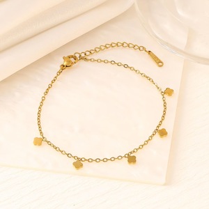 Bracelet pour femme tendance - Acier inoxydable doré avec pendentif cœur, étoile, lune - Bracelet polyvalent et populaire, idéal comme cadeau - Product Image 3