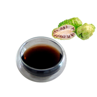 Les fruits de noni biologiques indigènes de Hainan sont transformés en jus de noni grâce à la filtration et la fermentation.