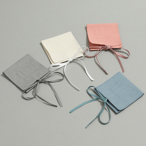 Bolsa de Joyería de Microfibra de Lujo con Logotipo Personalizado de 8*8cm, Bolsa Pequeña con Solapa para Collares y Pendientes, con Lazo - Product Image 3