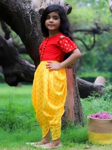 Twisha Ensemble haut à épaules dénudées et pantalon dhoti imprimé rouge et jaune pour filles, tenue de fête pour enfants (6 mois - 14 ans) - Product Image 2