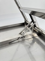 Banc de travail pliable en acier inoxydable à faible hauteur pour la restauration, idéal pour les stands de rue, les vendeurs de nourriture, les buffets extérieurs et les cuisines.