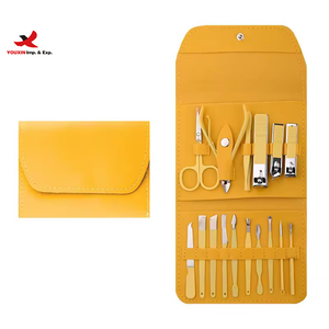 Ensemble de ciseaux à ongles pliables HQ Mixed Proc Discount de 16 pièces - Coupe-ongles, pinces à ongles, outils de soin des pieds, ciseaux, cure-oreilles - Product Image 1