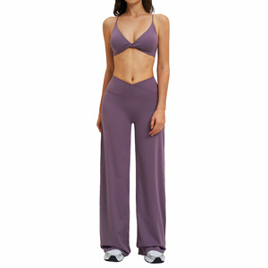 Conjunto de yoga Zechuang con cintura alta, cuello en V profundo, pantalones anchos con efecto torcido, ropa deportiva transpirable para mujer - Product Image 1