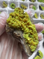 Cristal d'autunite vert fluorescent naturellement présent, bloc minéral de forme cubique, provenant de l'extraction locale du Hunan, collection de spécimens