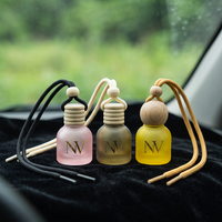 Vente en gros de flacons de parfum pour voiture en verre rond de 8 ml, vides et personnalisables, avec bouchon en bois, diffuseur d'air suspendu, fabrication en usine