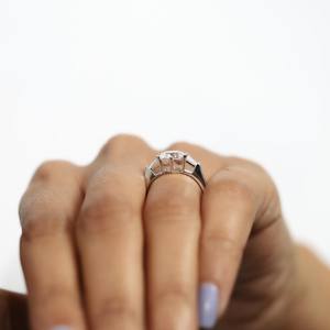 Anillo de compromiso con diamante cultivado en laboratorio certificado por IGI, corte redondo, con diamantes laterales cónicos en oro sólido de 14K, de lujo, para novia, aniversario. - Product Image 2