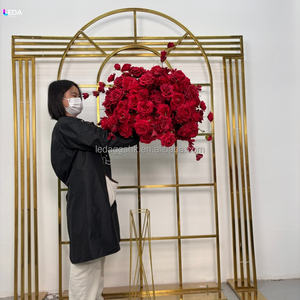 Vente d'usine : Boule de fleurs artificielles rondes en roses rouges faites à la main, centre de table doux pour mariages, fêtes et la Saint-Valentin - Product Image 2