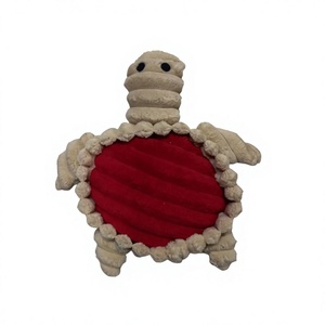 Jouet de poisson en peluche rose avec corps texturé doux et ailerons beiges, longueur 40 cm, emballage individuel en sac transparent - Product Image 2