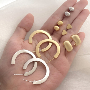 Petites boucles d'oreilles clous plaquées or 18 carats, résistantes à l'eau, pour femmes - Product Image 4