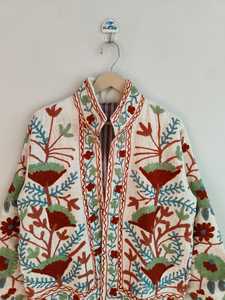 Veste Suzani en coton TNT faite à la main, broderie ethnique artisanale, manteau d'hiver bohème, tenue de festival artistique, veste brodée - Product Image 2