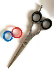 Tijeras de corte de pelo de peluquero personalizadas de acero inoxidable con hoja afilada al por mayor con anillo de goma para reposapiés tijeras de peluquería - Product Image 6