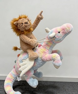 Nuova Serie Drago Volante Arcobaleno: Peluche Drago delle Nevi con Imbottitura in Cotone PP Super Morbido per il Comfort dei Giovani - Product Image 2