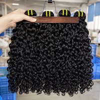 Vente en gros de mèches de cheveux humains bouclés 100% naturels vietnamiens, extensions vierges naturelles rebondissantes, cheveux bouclés bruts birmans et indiens