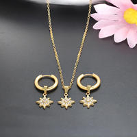 Ensemble de bijoux étoile du Nord en acier inoxydable plaqué or 18 carats avec collier étoile et boucles d'oreilles créoles