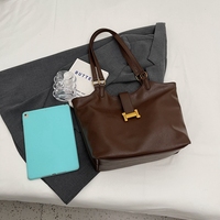 Sac à main vintage pour femme, grand sac à bandoulière en PU, spacieux, pour les trajets quotidiens, avec décoration en boucle métallique