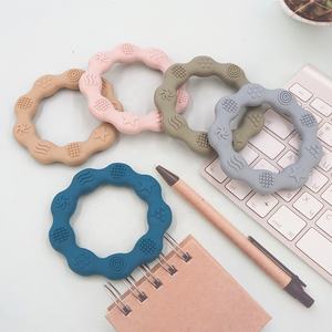 Worthbuy — <span class=keywords><strong>anneau</strong></span> <span class=keywords><strong>de</strong></span> <span class=keywords><strong>dentition</strong></span> en Silicone, qualité alimentaire, pièces pour bébés, pendentifs, jouet Molar, fleur, pour nourrissons - Product Image 3