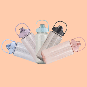 בקבוק שתייה מפלסטיק שקוף בנפח <span class=keywords><strong>2</strong></span> ליטר, רב פעמי, זול, עם קשית נפתחת, מעקב זמן, לוגו בהתאמה אישית, מתאים לקמפינג, ללא BPA, בטוח לשטיפה במדיח כלים - Product Image 1