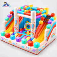 Château gonflable coloré avec toboggan pour parc d'attractions en plein air