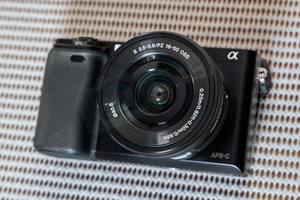 Cuerpo de Cámara Digital HFT Profesional Alpha <span class=keywords><strong>A6000</strong></span> con Lente OSS de 16-50 mm, Sensor CMOS, Sin Espejo, Formato APS, Video Full HD de 1080P - Product Image 2