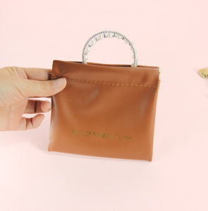 Pochette en <span class=keywords><strong>cuir</strong></span> pour bijoux avec logo en relief de luxe, petite enveloppe en <span class=keywords><strong>cuir</strong></span> PU, pochette à pression pour bague - Product Image 1