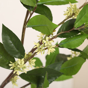 Branche d'Osmanthus artificielle de 90 cm, feuilles vertes réalistes avec fleurs crème, fausse verdure pour la décoration de la maison, du vase ou de mariage - Product Image 3