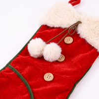 Chaussette de Noël en velours rouge avec bordure en fausse fourrure, pompon et bouton en bois, pour accrocher au cheminée
