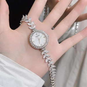 Orologio da Donna Sirena con Quadrante Piccolo e Bracciale Cielo Stellato: Versione Lusso Leggero della Popolare Catena a Coda di Pesce - Product Image 3