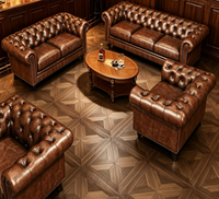 Ensemble de meubles pour club de gentlemen en gros |   Canapé Chesterfield en PU brun foncé, table en bois sculpté, étagères de bar, salon personnalisé