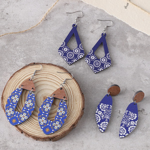 Pendientes de madera, Pendientes colgantes huecos geométricos de mosaico Floral azul y blanco para mujer Uionen 1178 - Product Image 1