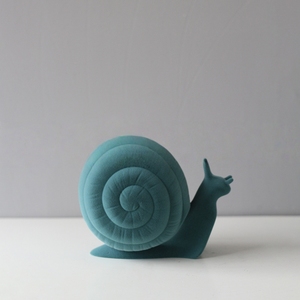 Statue d'escargot en résine de style nordique Evelyn, figurine animale pour la décoration d'appoint de la maison, du salon ou de la bibliothèque - Product Image 3