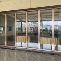 Cloison mobile en alliage d'aluminium et panneau de verre Yiqi pour salle à manger d'hôtel commercial moderne, salle de réunion, entrepôt, cuisine, extérieur