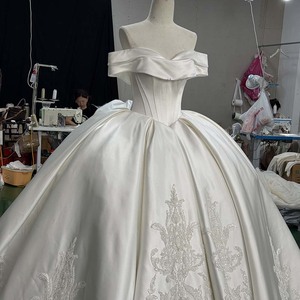 Hz009 Impresionante Vestido de Novia Moderno de Satén Duquesa con Cuello Retrato Color Marfil, Cintura Estilo Vichy y Apliques de Encaje Barroco Plateado - Product Image 5