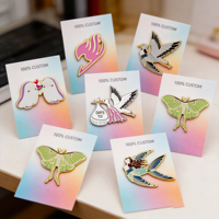 Vente en gros de badges et broches en émail en forme de cœur violet, design créatif 'Queen', avec logo personnalisé, mignons et pailletés, fabricant