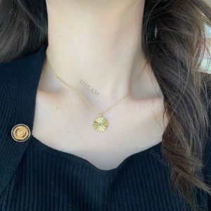 Collar Dylam de Oro de 18k con Colgante Circular Antideslustre para Mujer, Joyería de Plata de Ley 925 - Product Image 3
