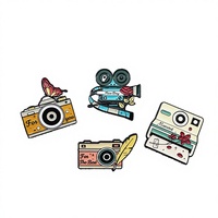 Broche en métal nickel noir émaillé personnalisée avec lettres noires, idéale pour uniformes scolaires, vente en gros, cadeau de bijouterie