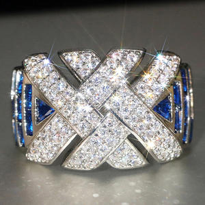 Anello da Donna T0718 in Oro Bianco con Diamanti e Zaffiro Blu Taglio Baguette, Colore D Naturale, Gioiello da Matrimonio - Product Image 3