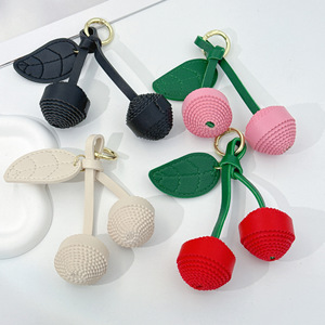Porte-clés créatif fait main en cuir cerise, grand modèle, pendentif mignon pour sac, mini accessoire de sac à main vintage - Product Image 1