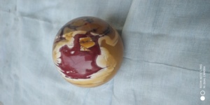 Mookaite Natural Jasper Ball Multi-Color Vibrant Orange Hue Piedras preciosas sueltas en forma redonda - Product Image 1