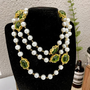 Collier en fausses perles avec incrustation de verre vert, chaîne de pull, style vintage pour femme, serti clos, perles blanches, bijoux en laiton, usage quotidien - Product Image 5