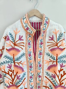 Chaqueta Suzani bordada de buena calidad, abrigo Vintage bohemio perfecto para otoño e invierno, estilo disponible al mejor precio - Product Image 2