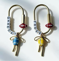 Trendiger Game-Day Perlen-D-Karabiner-Schlüsselanhänger, handgemachte Buchstabenperlen, Fußball-Anhänger, Taschenanhänger, Sportfan-Geschenk, Rugby-Schlüsselring