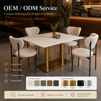 Ensemble de salle à manger élégant, chaise en bouclette et table en pierre avec base dorée pour restaurant, café, salon et hôtel.