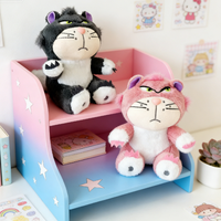 Porte-clés créatif en peluche chat légèrement froncé des yeux, petite poupée décorative, jouet en peluche, accroche-sac, personnalisable avec logo, unisexe, petit format