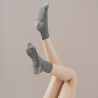 Chaussettes de yoga personnalisées bordeaux à rayures et décorées de perles pour femmes, mi-mollet, antidérapantes, pour Pilates, avec semelle intégrale en silicone